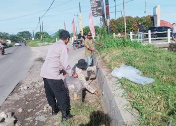 Bhabinkamtibmas polsek Cibarusah Ajak Warga Eratkan Gotong Royong Melalui Kerja Bakti