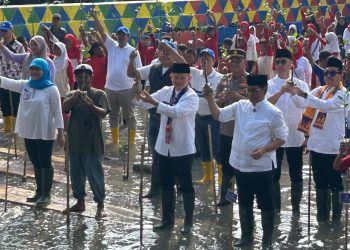 Polsek Kepulauan Seribu Utara Amankan Kunjungan Gubernur DKI Jakarta ke Pulau Kelapa, Tanam Mangrove hingga Serahkan Bibit Ikan