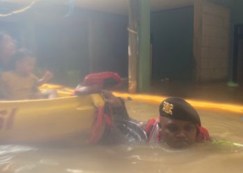 Luapan Kali Ciliwung Rendam Kebon Pala, Dit Samapta Polda Metro Jaya Laksanakan Patroli dan Evakuasi Warga