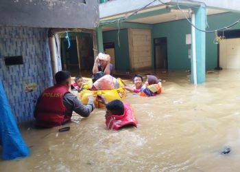 Polda Metro Jaya evakuasi 254 Warga Kebon Pala yang mengalami musibah Banjir