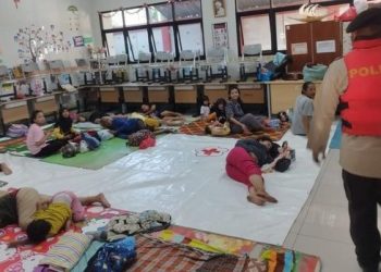 Kebon Pala Jaktim Terendam Banjir 1,8 Meter, Polisi Bantu 71 Warga Mengungsi