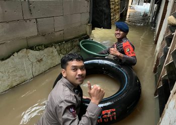 Brimob Metro Jaya Terjunkan Tim Sar Evakuasi Warga Terdampak Banjir Di Kebon Pala, Jakarta Timur