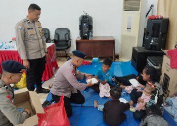 Bhabinkamtibmas Bersama Brimob Distribusikan Bantuan di Tengah Genangan Banjir Bidaracina