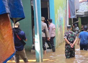 Kapolsek Jatinegara Tinjau Lokasi Banjir dan Pengungsian Warga di Bidara Cina dan Kampung Melayu