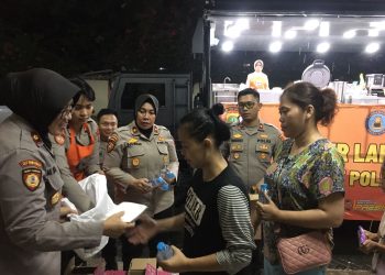 Ditpamobvit Polda Metro Jaya Salurkan 300 Paket Makanan untuk Warga Terdampak Banjir di Makasar, Jaktim