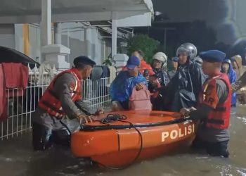 Brimob Polda Metro Jaya Evakuasi Puluhan Warga Terdampak Banjir di Gardenia Estate