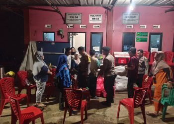 Peduli Korban Banjir Cipinang Melayu, Ditsamapta Polda Metro Jaya Salurkan Bantuan Makanan