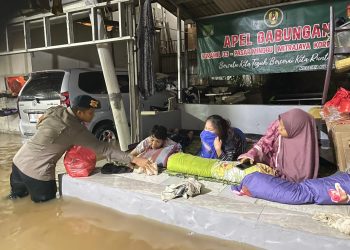 Brimob Polda Metro Jaya Laksanakan Patroli Siaga Banjir di Jati Padang, Distribusikan Bantuan ke Warga.