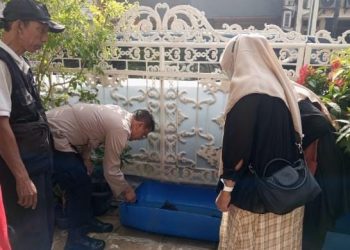 Bhabinkamtibmas  Cempaka Putih Timur Bersama Warga Gencarkan PSN Cegah DBD