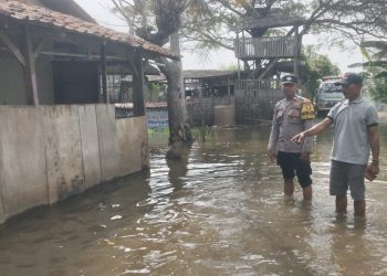 Bhabinkamtibmas Lakukan Pengecekan Banjir Di Desa Pantai Harapan Jaya Muaragembong