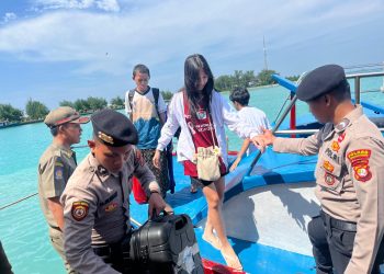 Polisi Baik Bantu Penumpang Turun Kapal, Cegah Sajam, Narkoba, dan Miras Masuk Dermaga Kepulauan Seribu Utara