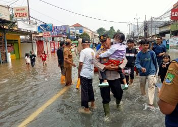 Peduli Sesama, Polsek Ciledug Sigap Evakuasi Warga Terdampak Banjir