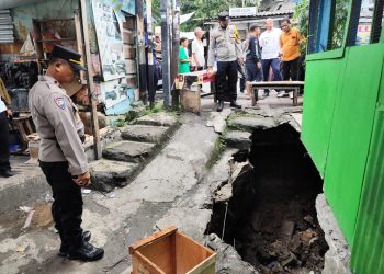 Bangli Roboh di Atas Kali, Polisi Gerak Cepat Amankan Lokasi dan Imbau Warga Tetap Waspada