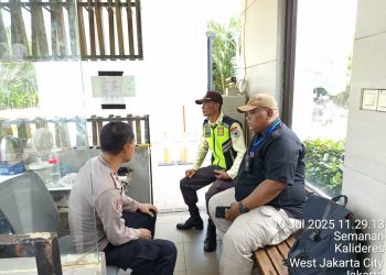 Bhabinkamtibmas Kelurahan Semanan Sambangi Petugas Keamanan Perum Citra Garden Puri Rw 03, Sampaikan Pesan Kamtibmas