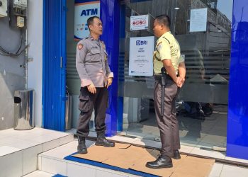 Bhabinkamtibmas Kelurahan Jembatan Besi Sambangi Perkantoran, Sampaikan Pesan Kamtibmas Di Bank Bri