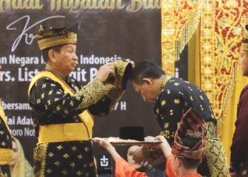 Kapolri Terima Anugerah Adat Ingatan Budi dari Lembaga Adat Melayu Riau