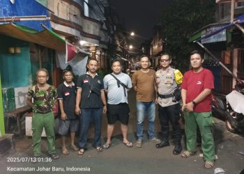 Tokoh Masyarakat Kampung Rawa Patroli Jalan Kaki Bersama Bhabinkamtibmas Cegah Gangguan Kamtibmas