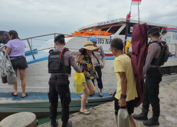 Polisi Baik Bantu Penumpang Turun dari Kapal, Wujud Pengamanan Humanis di Dermaga Kepulauan Seribu Utara