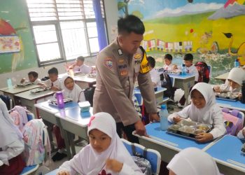 Bhabinkamtibmas Kelurahan Buaran Dampingi Kegiatan MBG untuk Dukung Gizi Anak Sekolah