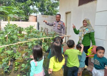 Polisi Sahabat Anak: Kapolsubsektor Bekasi Timur Regensi Sambut Kunjungan Playgroup Nancy di Polsubsektor Setu
