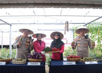 Kapolres Metro Jakarta Pusat Panen Sayur Bersama Bhayangkari di Rooftop Mapolres