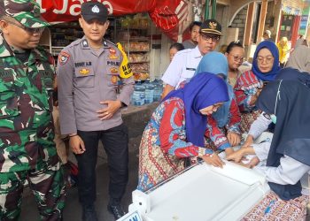 Peduli Kesehatan Balita dan Lansia, Bhabinkamtibmas Kampung Rawa Hadir di Posyandu RW 08