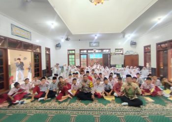 Bhabinkamtibmas Kelurahan Palmerah Berikan Penyuluhan Bahaya Narkoba dan Kenakalan Remaja dalam Kegiatan MATSAMA di MTS Al-Mafatih