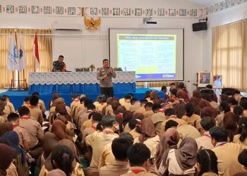 Bhabinkamtibmas Gelora Sampaikan Binluh Bahaya Tawuran dan Narkoba Saat MPLS di SMAN 24 Jakarta