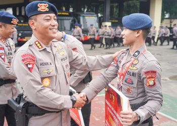Dansat Brimob Polda Metro Jaya Berikan Penghargaan Kepada Anggota Berprestasi