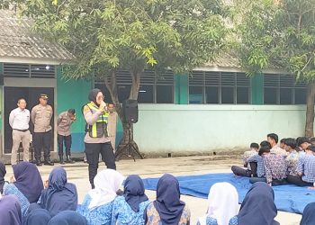 Police Goes to School di SMP Plus El-Wafa, Polsek Kedungwaringin Bekali Siswa MPLS dengan Wawasan Kamtibmas