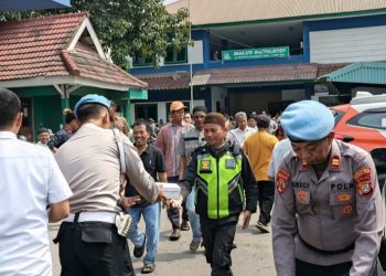 Sipropam Polres Pelabuhan Tanjung Priok Gelar Jum’at Berkah, Bagikan Puluhan Paket Makanan kepada Jamaah Masjid