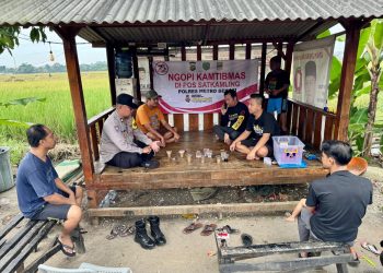 Ngopi Kamtibmas, Bhabinkamtibmas Desa Waringinjaya Ajak Warga Perkuat Keamanan Lingkungan