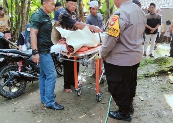 Bhabinkamtibmas Polsek Cibarusah Hadiri Takziah dan Pemakaman Warga di Desa Sukabungah, Sampaikan Pesan Kamtibmas