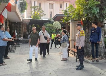 Polisi Hadir Menjaga Iman: Bhabinkamtibmas Palmeriam Kawal Ibadah di Gereja St. Yosefh