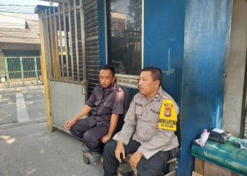 Bhabinkamtibmas Tegal Alur Sambangi Petugas Security Gudang, Sampaikan Imbauan Kamtibmas