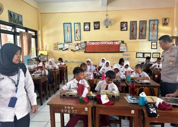 Polisi Hadir untuk Anak Negeri: Kapolsek Pulogadung Dukung Program Makan Siang Bergizi untuk Ribuan Siswa di Jatinegara Kaum