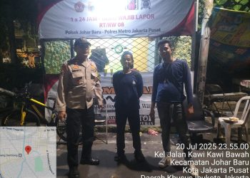 Perkuat Keamanan Lingkungan, Bhabinkamtibmas Sambangi Poskamling RW 08 Johar Baru