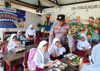 Polsek Cakung Kawal Distribusi 3.235 Porsi Makanan Bergizi untuk Pelajar Penggilingan dan Pulogebang