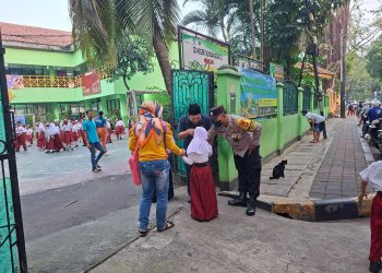 Dekat Dengan Pelajar, Bhabinkamtibmas Gondangdia Bantu Siswa Masuk Sekolah dan Atur Lalin