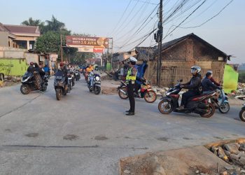 Pengaturan Lalin Pagi di Warung Gabus, Personel Polsek Babelan Kawal Kelancaran Arus Menuju DKI Jakarta