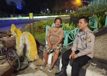 Polisi Sambangi Pedagang Asongan di Tengah Patroli Malam Kemayoran