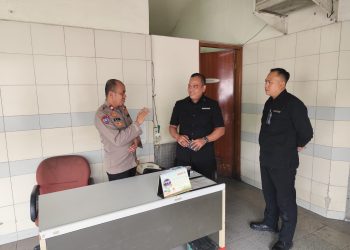 Bhabinkamtibmas Menteng Dalam Sambangi Security Hotel Bidakara Untuk Sampaikan Himbauan Keamanan