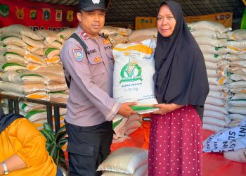 Bhabinkamtibmas Kelurahan Makasar Monitoring Penyaluran Bantuan Beras untuk 796 Warga