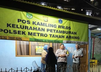 Bhabinkamtibmas Sambangi Pos Kamling RW 05 Petamburan, Ingatkan Warga Cegah Tawuran