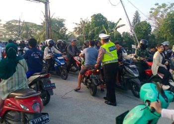 Polsek Babelan Laksanakan Gatur Lalin Pagi, Antisipasi Kepadatan Arus Menuju Jakarta