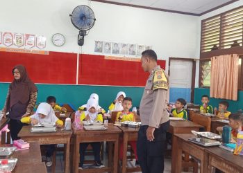 Polisi Peduli Gizi Anak Bangsa: Bhabinkamtibmas Kawal Program Makan Bergizi Gratis di Pinang Ranti