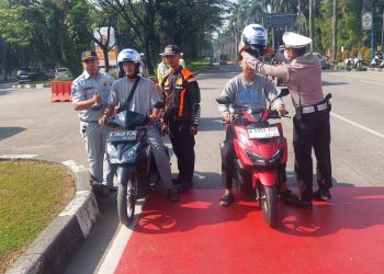 Operasi Patuh Jaya 2025, Satlantas Polres Metro Bekasi Edukasi Masyarakat dan Bagikan Helm Gratis di TL Jurong