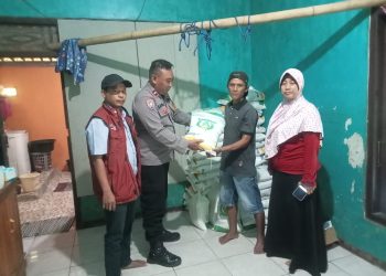 Bhabinkamtibmas Desa Jaya Bakti Kawal Penyaluran Bantuan Beras Pangan untuk 445 KPM di Kecamatan Cabangbungin