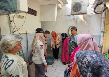 Bhabinkamtibmas Monitoring Pemberantasan Sarang Nyamuk di RW 05 Gunung Sahari Utara
