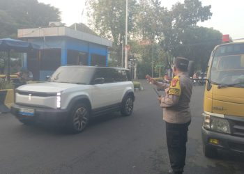 Sigap Pagi, Bhabinkamtibmas Gondangdia Atur Lalin Demi Kelancaran Aktivitas Warga